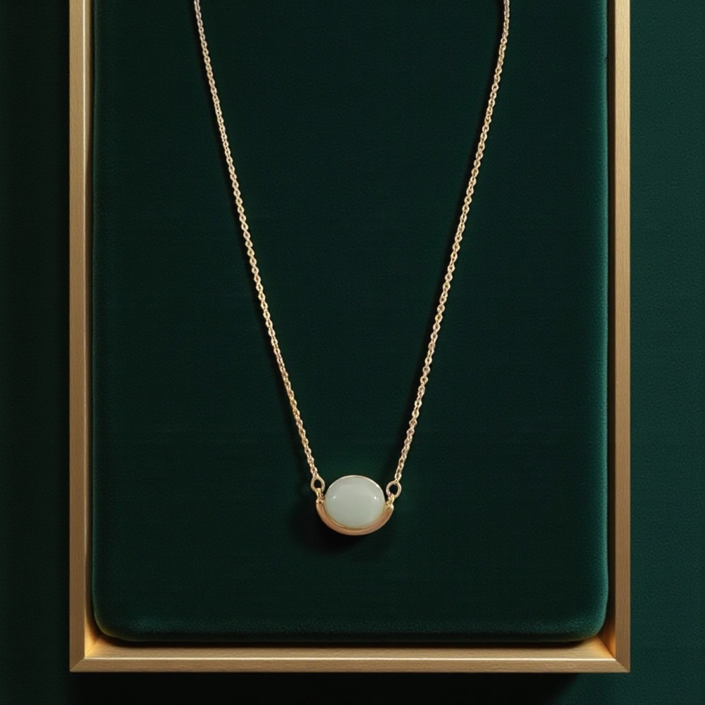 Elegant Gold Necklace with Green quartz Pendant